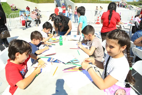 Kids Festival. I parken Heydar Aliyev Center. Internationella barndagen — Stockfoto
