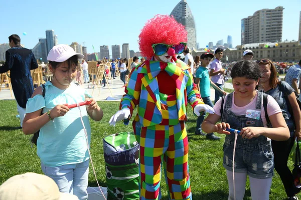 Çocuk festivali. Haydar Aliyev Merkezi'nin parkında. Dünya Çocuk Günü