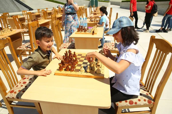 Festival de niños. En el parque del Centro Heydar Aliyev. Día Internacional del Niño — Foto de Stock