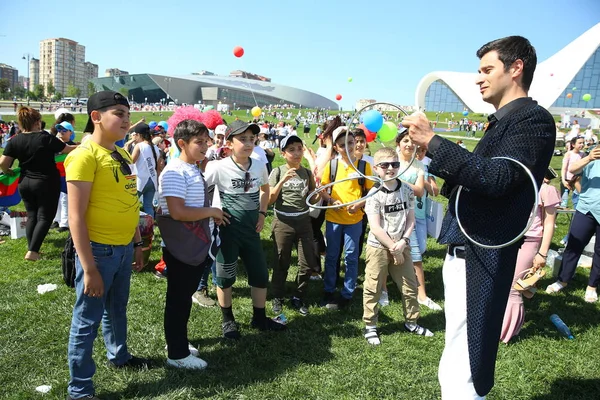 Festival de niños. En el parque del Centro Heydar Aliyev. Día Internacional del Niño — Foto de Stock