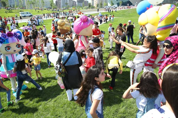 Kids festival . In park of Heydar Aliyev Center. International Children's Day — Stock Photo, Image