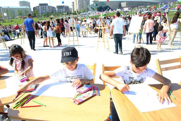 Festival de niños. En el parque del Centro Heydar Aliyev. Día Internacional del Niño — Foto de Stock
