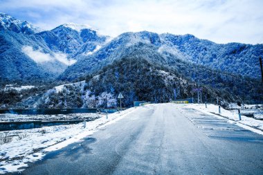 Kar sakızı ağaçları, kış aylarında yüksek kayak sezonu sırasında karlı dağlar Azerbaycan kaplı dağ aralıkları kapsayan birçok kar. Bulutlar, gökyüzü.