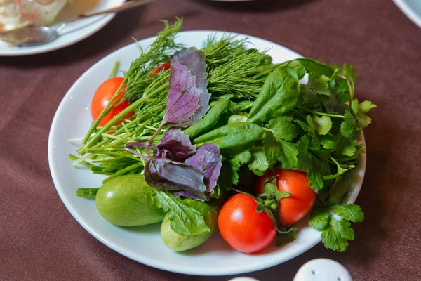 Zutaten: Tomaten, Gurken, Basilikum, Chrysanthemen, Erdbeeren, Erbsen. Kaviarsalat auf dem Teller. — Stockfoto