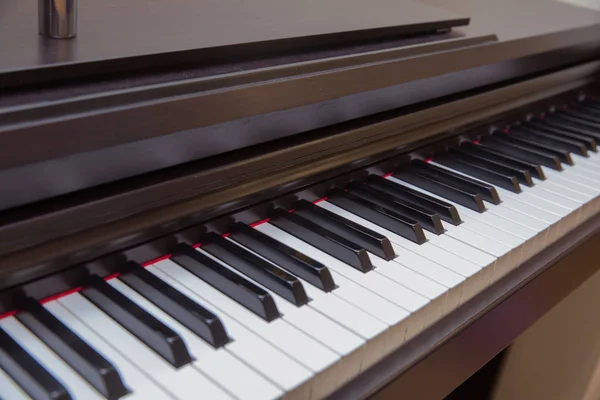 Cierre frontal. El piano se instaló en la sala de música para permitir al pianista ensayar antes de la interpretación de piano clásico en celebración del éxito del gran empresario. Primer plano de las teclas de piano — Foto de Stock