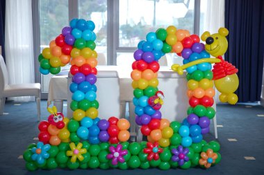 Doğum günleri için balonlardan yapılmış çok güzel 10 deneme .arka plana karşı renkli balonlar şekil on . Renkli balonlar on harf.