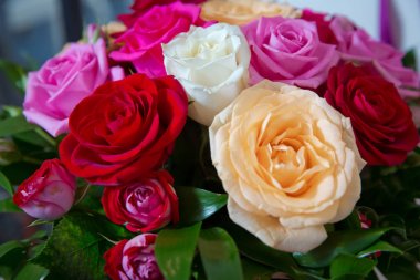 Gelin için güzel düğün renkli buket. Renkli çiçeklerin güzelliği. Arka plan. Beyaz, kırmızı, pembe ve sarı çiçeklerile Gerbera çiçek Güzel demet .