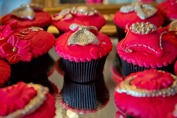 Ciasto z koralikami perłowymi na górze. Czerwone i złote ciasto. Ciasto z piór. — Zdjęcie stockowe