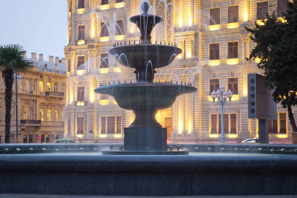 Baku Azerbaijan . night vision of a round park Fountains square . The fountain in the city center. — Stock Photo, Image