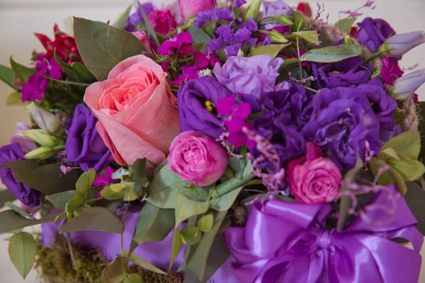 Bellissimo matrimonio colorato bouquet viola per la sposa. Bellezza di fiori colorati. Sfondi di fiori. Rosmarino a quattro zampe. Bellissimo mazzo di fiori viola con fiori bianchi, rossi e gialli  . — Foto Stock