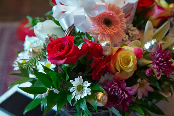 Beauté des fleurs colorées. Beau bouquet de fleurs Gerbera avec des fleurs blanches, rouges, roses et jaunes. Beau bouquet coloré de mariage pour mariée . — Photo