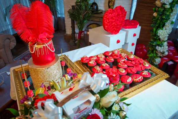 Gâteau avec des perles de perles sur le dessus. Un gâteau rouge et doré. Gâteau aux plumes . — Photo