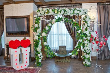 kırmızı balon ve çiçekler arkasında yerde dekorasyon .