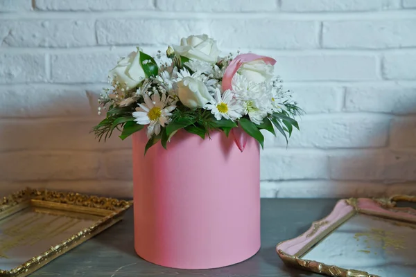 Bloemstuk in een hoed doos, een pot van roze voor een meisje op een geschenk met rozen. Witte en gele bloem roze ronde boeket . — Stockfoto