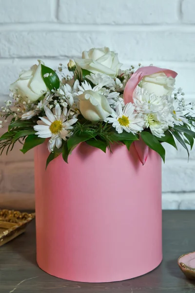 Arranjo de flores em uma caixa de chapéu, um pote de rosa para uma menina em um presente com rosas. Branco e amarelo flor rosa redondo buquê  . — Fotografia de Stock