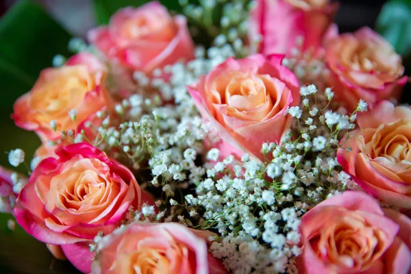 Прекрасный букет роз крупным планом. Розовая и желтая смешанные Роза, красивый природный фон. Искусственные розы на столе, любовь валентинка концепция — стоковое фото