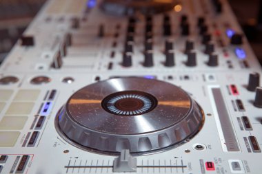 Partide müzik çalmak için Club disk jokey sahne ekipmanları. Gece kulübü için dijital dönüş masa güvertesi . Ses karıştırıcı paneli ve jog tekerlek ile Profesyonel konser dj turntables oyuncu cihazı.