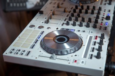 Partide müzik çalmak için Club disk jokey sahne ekipmanları. Gece kulübü için dijital dönüş masa güvertesi . Pwhite dj aparatı