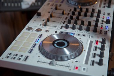 Partide müzik çalmak için Club disk jokey sahne ekipmanları. Gece kulübü için dijital dönüş masa güvertesi . Ses karıştırıcı paneli ve jog tekerlek ile Profesyonel konser dj turntables oyuncu cihazı.