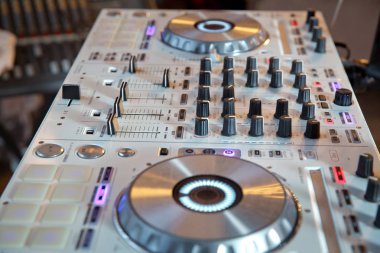 Partide müzik çalmak için Club disk jokey sahne ekipmanları. Gece kulübü için dijital dönüş masa güvertesi . Ses karıştırıcı paneli ve jog tekerlek ile Profesyonel konser dj turntables oyuncu cihazı.