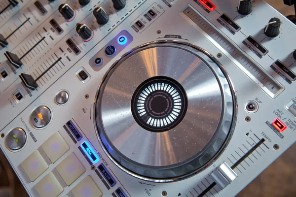 Słuchawki na pierwszym planie i DJ ręce w ruchu. DJ miesza utwór w klubie nocnym na imprezie. DJ współpracuje z panelem podczas imprezy — Zdjęcie stockowe