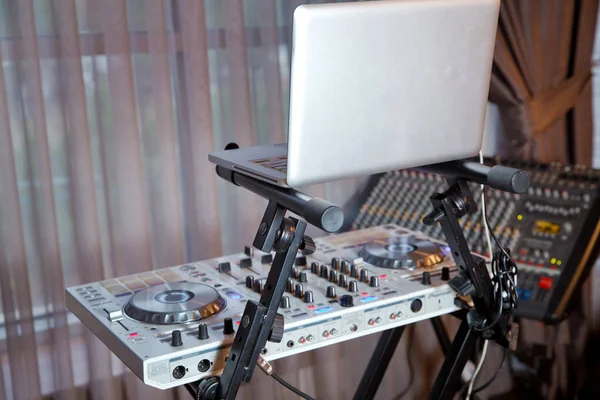Ακουστικά σε πρώτο πλάνο και χέρια DJ σε κίνηση. DJ αναμιγνύει το κομμάτι στο νυχτερινό κέντρο διασκέδασης στο πάρτι . — Φωτογραφία Αρχείου