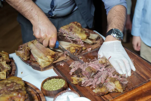 Açık ateşte kavrulmuş et, özel bir şekilde pişirilir. Barbekü kuzu veya koyun eti nden hazırlanır ve slasher tarafından işlenir. Birçok Pişirme Geleneksel Azerbaycan kuzu barbekü asting.