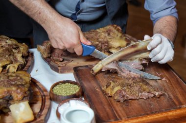 Açık ateşte kavrulmuş et, özel bir şekilde pişirilir. Barbekü kuzu veya koyun eti nden hazırlanır ve slasher tarafından işlenir. Birçok Pişirme Geleneksel Azerbaycan kuzu barbekü asting.