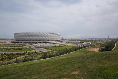 Bakü, Azerbaycan : Bakü Olimpiyat Stadı'nda maç günü . Bakü Olimpiyat Stadı çevresinde yeşillik ler var.