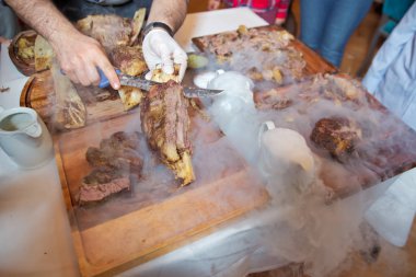 Açık ateşte kavrulmuş et, özel bir şekilde pişirilir. Barbekü kuzu veya koyun eti nden hazırlanır ve slasher tarafından işlenir. Birçok Pişirme Geleneksel Azerbaycan kuzu barbekü asting.
