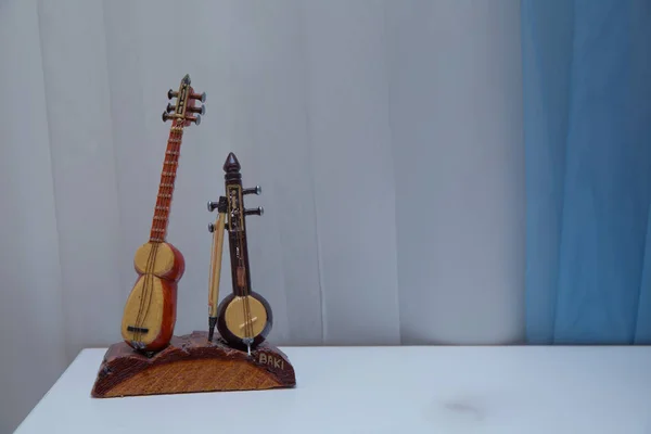 Tar string instrument . Kamancha, Kamanche, Kemancheh, Kamanjah, Kabak kemane . Souvenir Tar and Kamancha. East music instruments on the rug . — Stock Photo, Image