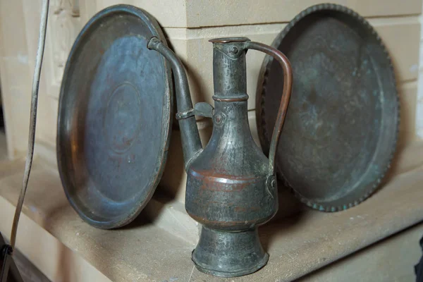 Aftafa. Básicamente, artículos domésticos utilizados para el lavado y lavado de manos. viejo contenedor de cobre. ollas de cobre ld  . — Foto de Stock