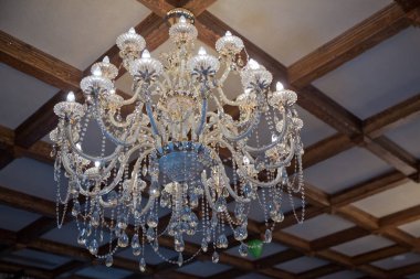 Güzel odadaki lamba. Kristal ile pirinç avize. Avize tavan ışıkları . Avize Lambası tavan altında asılı güzel lüks pahalı avize .