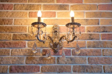 İki elektrikli mum ile yaldızlı metal Duvar ışığı . kırpma yolu ile beyaz izole vintage duvar lambası . Duvar kağıdıüzerinde şık lamba .