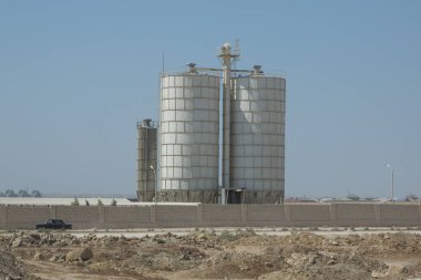 Çimento üreticileri maden ve proses hammadde ve çimento oluşturmak için bir kimyasal reaksiyon süreci ile koymak. Bir taş ocağında çimento üretimine yönelik kum ve taş.