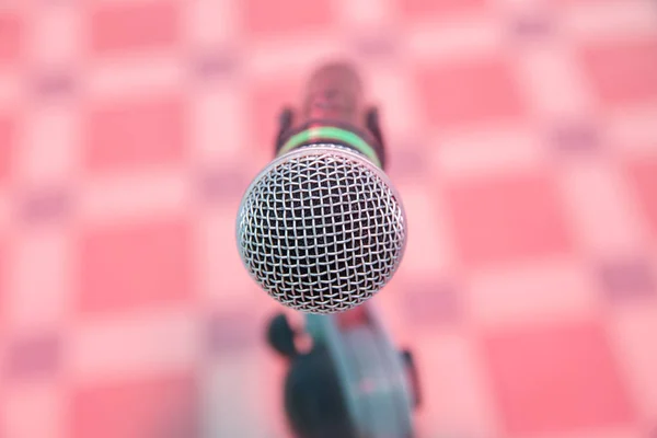 Foco suave do microfone principal no palco da reunião de pais estudantis na escola de verão ou evento com fundo turvo, reunião de educação no conceito de palco e espaço de cópia, foco seletivo para microfone principal — Fotografia de Stock