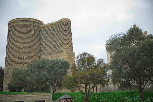 A Torre Maiden foi construída no século XII como parte da cidade murada. Torre Maiden Baku. A Torre de Donzela também conhecida como Giz Galasi, localizada na Cidade Velha em Baku, Azerbaijão . — Fotografia de Stock