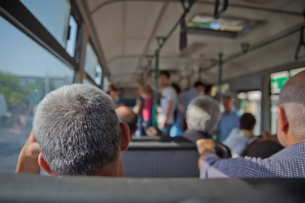 S los principales pasajeros de transporte masivo en el autobús. Personas en el viejo autobús público, vista desde el interior del autobús. Personas sentadas en un cómodo autobús en enfoque selectivo y fondo borroso . — Foto de Stock