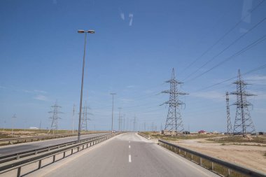 Doğa arka planda elektrik direci . Elektrik iletim güç hatları Yüksek gerilim kulesi . Mavi gökyüzü arka plan lı güç hattı yüksek gerilim direğine sahip.