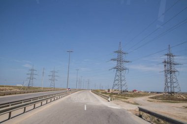 Doğa arka planda elektrik direci . Elektrik iletim güç hatları Yüksek gerilim kulesi . Mavi gökyüzü arka plan lı güç hattı yüksek gerilim direğine sahip.