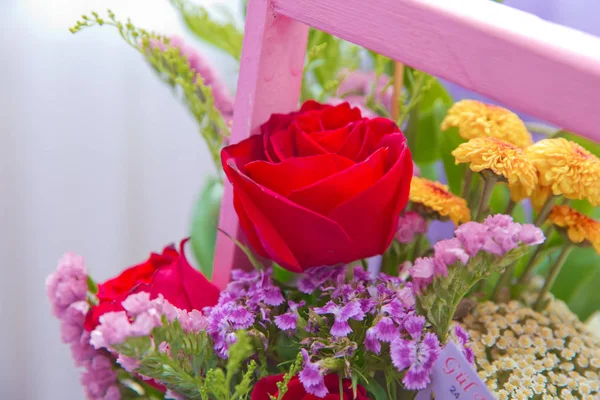Ramo rosa de rosas multicolores. Rojo, imagen de la flor púrpura de cerca en el ramo. Cinta. Ramo de rosas frescas de color púrpura, rojo, rosa, blanco, azul, naranja  . — Foto de Stock