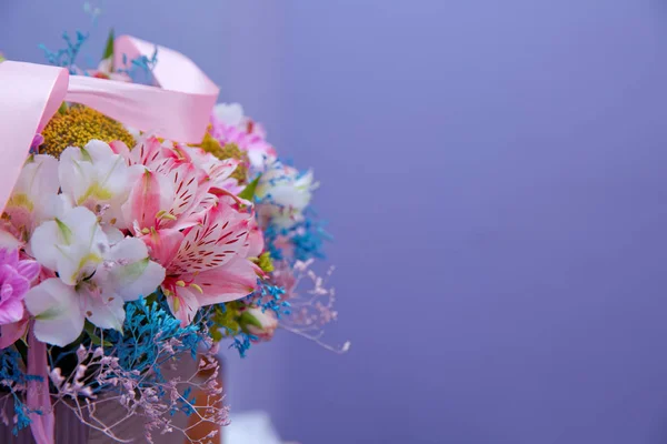 Strauß von bunten Rosen. rosa Blumenbild aus nächster Nähe im Strauß. Schleife. Strauß frischer rosa, weißer, blauer, oranger Rosen . — Stockfoto