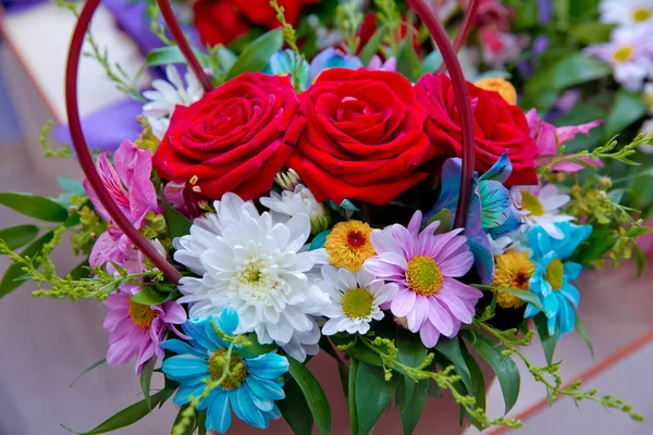 Bouquet en papier de roses multicolores. Rose, image de fleur rouge de près dans le bouquet. Bouquet en papier de roses rouges, blanches, bleues, violettes fraîches  . — Photo