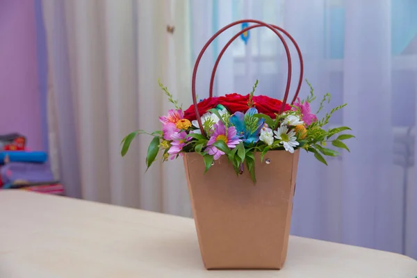 Buquê de papel de rosas multicoloridas. Rosa, flor vermelha imagem de perto no buquê. Buquê de papel de rosas vermelhas, brancas, azuis e roxas frescas  . — Fotografia de Stock