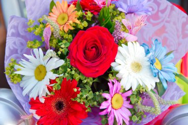 Çok renkli gül buketi. Pembe, sarı çiçek resmi buket yakın.