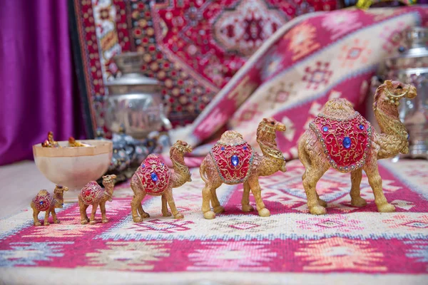 Camello decorado, utilizado generalmente en la cultura india, utilizado como recuerdo. Hermoso recuerdo de camello como se vende en el zoco de Bakú, Emiratos de Azerbaiyán  . — Foto de Stock