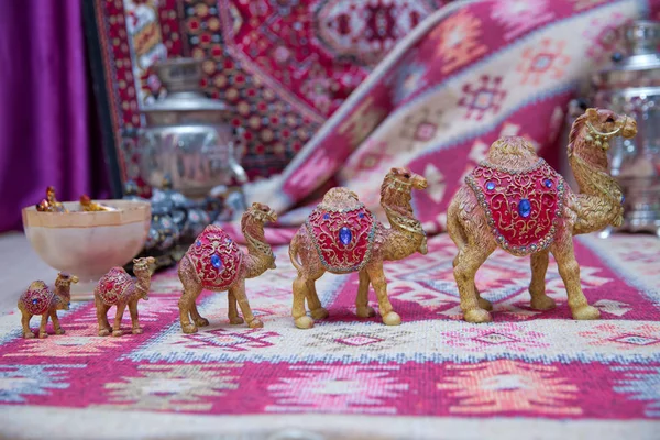 Ozdobiony wielbłąda, używany na ogół w kulturze indyjskiej, używany jako pamiątka. Piękna pamiątka wielbłąda sprzedawana w Souq z Baku, Azerbejdżan Emirates . — Zdjęcie stockowe