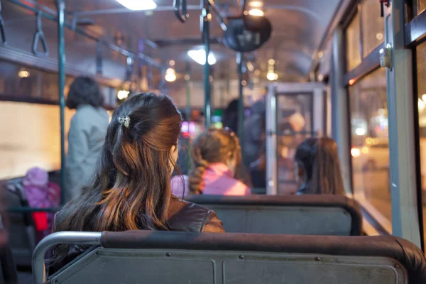 S los principales pasajeros de transporte masivo en el autobús. Personas en el viejo autobús público, vista desde el interior del autobús. Personas sentadas en un cómodo autobús en enfoque selectivo y fondo borroso . — Foto de Stock