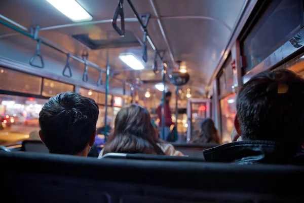 S los principales pasajeros de transporte masivo en el autobús. Personas en el viejo autobús público, vista desde el interior del autobús. Personas sentadas en un cómodo autobús en enfoque selectivo y fondo borroso . — Foto de Stock