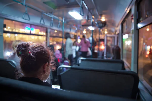 S los principales pasajeros de transporte masivo en el autobús. Personas en el viejo autobús público, vista desde el interior del autobús. Personas sentadas en un cómodo autobús en enfoque selectivo y fondo borroso . — Foto de Stock